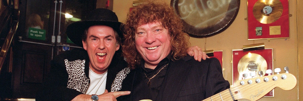 Steve Priest (rechts), Mitbegründer und Bassist der Glamrock-Band The Sweet, mit Dave Hill (l), Leadgitarrist und Backgroundsänger der englischen Band Slade.