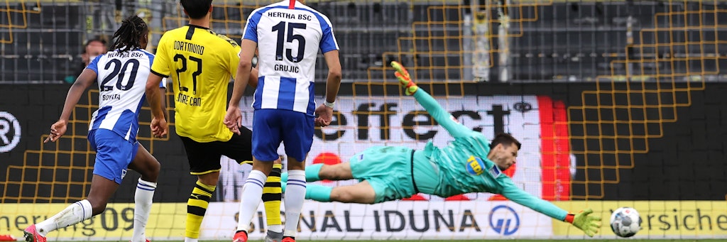 Dortmunds Emre Can (2.v.l) trifft in der 57. Minute zum 1:0. Herthas Keeper Rune Jarstein streckt sich vergeblich.