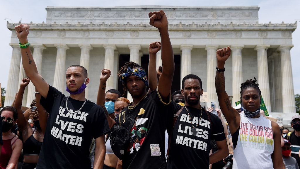 Demonstranten ballen am Lincoln Memorial die Fäuste. Dort hielt vor 50 Jahren Martin Luther King seine berühmte Rede "I have a dream".