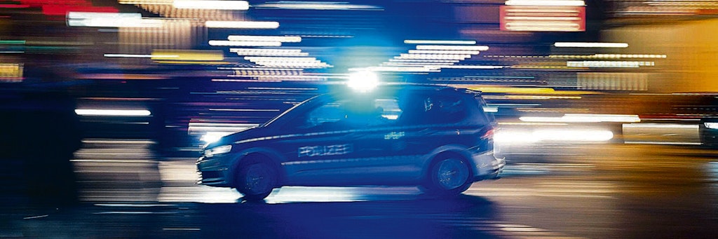 Ein Streifenwagen der Polizei fährt zum Einsatz. 