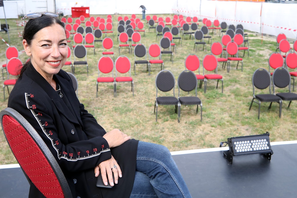 Darüber freut sich Intendantin Kathrin Schülein: Ihr Theater Adlershof öffnet wieder, gespielt wird auf der Freilichtbühne.
