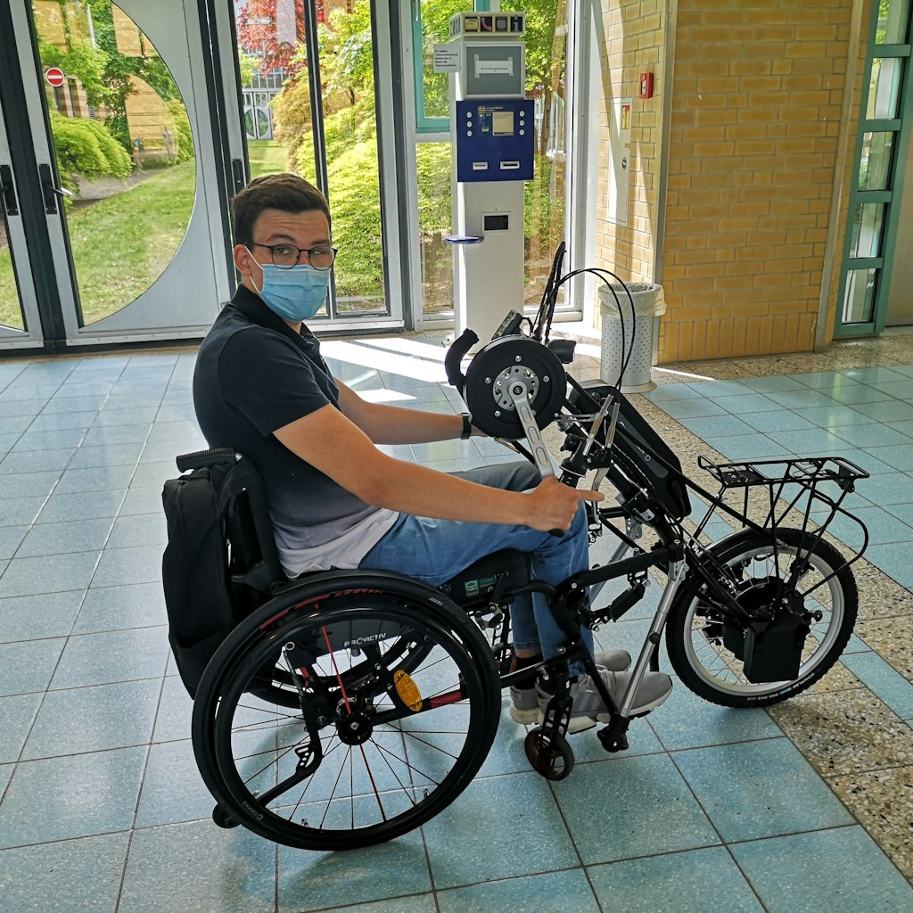 Henrik Schmidt (17) auf seinem Handbike.