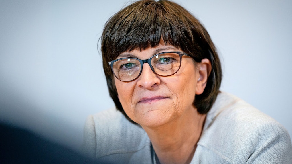 SPD-Chefin Saskia Esken fordert eine unabhängige Beschwerdestelle, um Fälle von Gewalt bei der deutschen Polizei aufzuarbeiten.