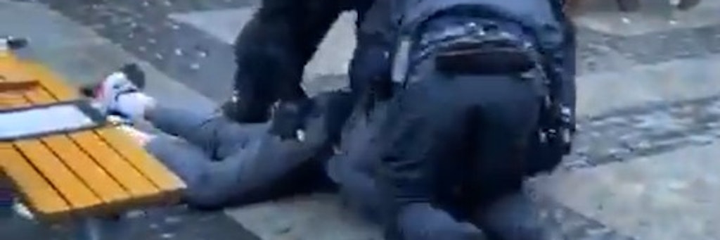 Polizisten nehmen einen schwarzen Demonstranten fest. Dabei agieren sie ziemlich rabiat.<br><br>