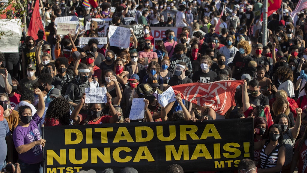 „Diktatur nie wieder“ steht auf dem Transparent, das Demonstranten in São Paulo während eines Protests gegen Rassismus und den brasilianischen Präsidenten Bolsonaro in Händen halten.