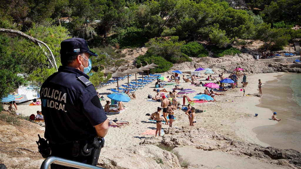 Die Strände in Spanien werden durch Polizei oder Videokameras überwacht.