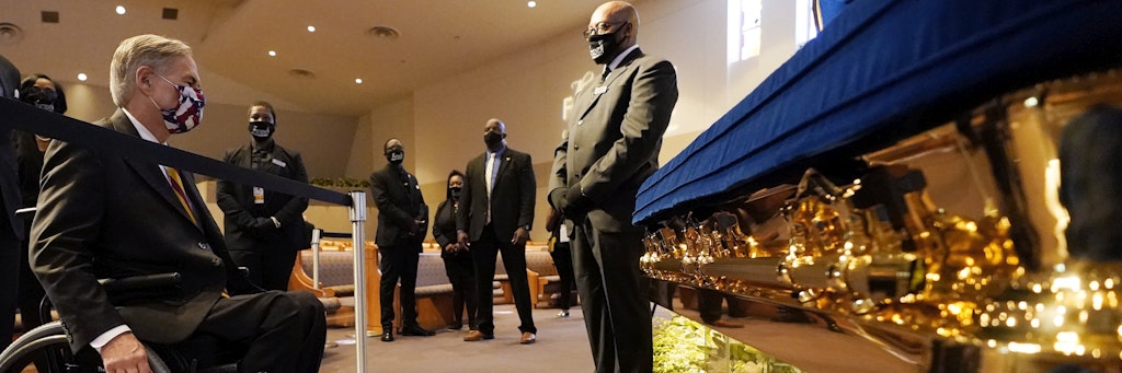 Greg Abbott, auf den Rollstuhl angewiesener republikanischer Gouverneur von Texas, am Sarg George Floyds in einer Kirche Houstons.