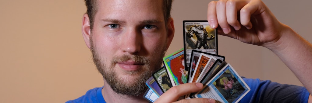 Der Berliner Dion (30) sammelte 100.000 Spielkarten aus der „Magic“-Reihe - nun ist er als Nerd im TV zu sehen.