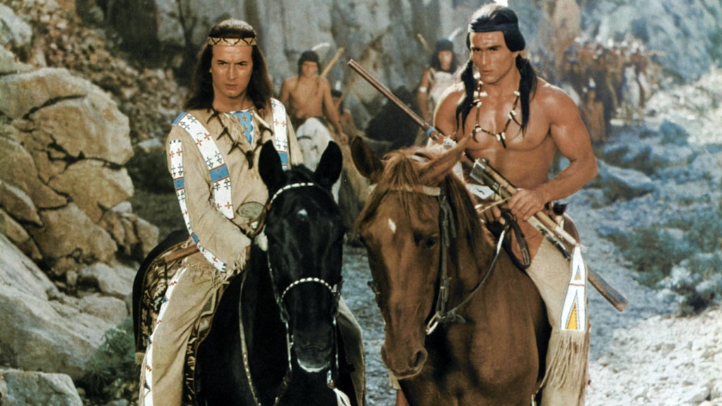 Gojko Mitić reitet als Häuptling Wokadeh mit Pierre Brice (Winnetou) im Karl-May-Film „Unter Geiern“ (1964).