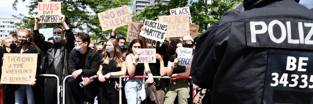 Tausende Demonstranten strömten am Sonnabend zum Alexanderplatz, um gegen Rassismus und Polizeigewalt zu demonstrieren (Foto). Im Anschluss an die Demo kam es zu einer gewaltsamen Auseinandersetzung zwischen einem schwarzen Demonstranten und der Polizei.