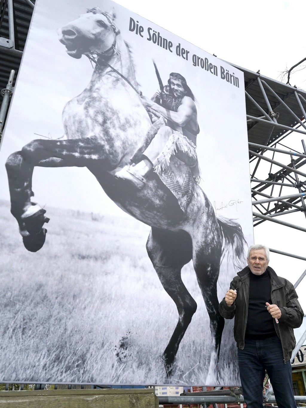 Der Filmpark Babelsberg zeigt Gojko Mitić auf einem Plakat, das ihn in seiner ersten Hauptrolle in „Die Söhne der großen Bärin“ zeigt.