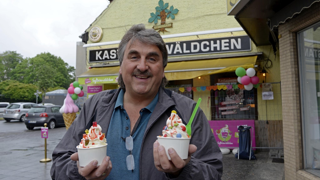 Norbert Raeder, Chef des „Kastanienwäldchen“, verkauft Eis, um die schwere Corona-Zeit zu überbrücken.