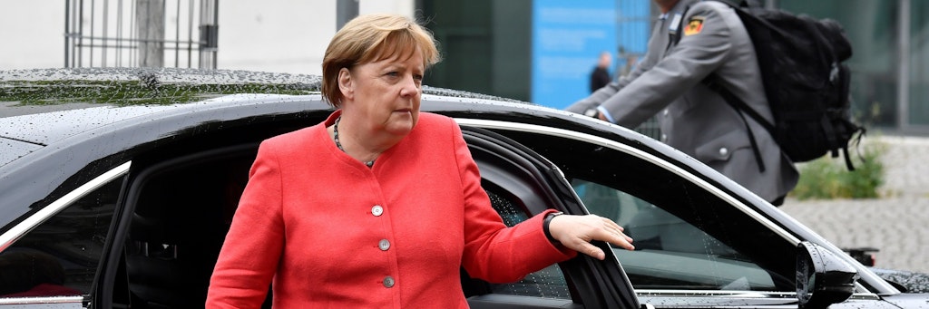 Es regnet, und dann kommen auch noch die Fragen der Abgeordneten - Angela Merkel bei der Ankunft am Reichstagsgebäude.