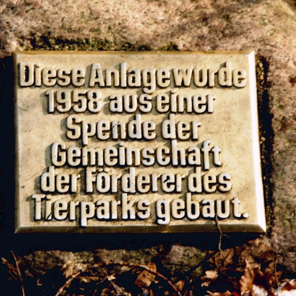 Diese Tafel an der heutigen Känguru-Anlage erinnert an die erste Spende der Tierpark-Förderer.