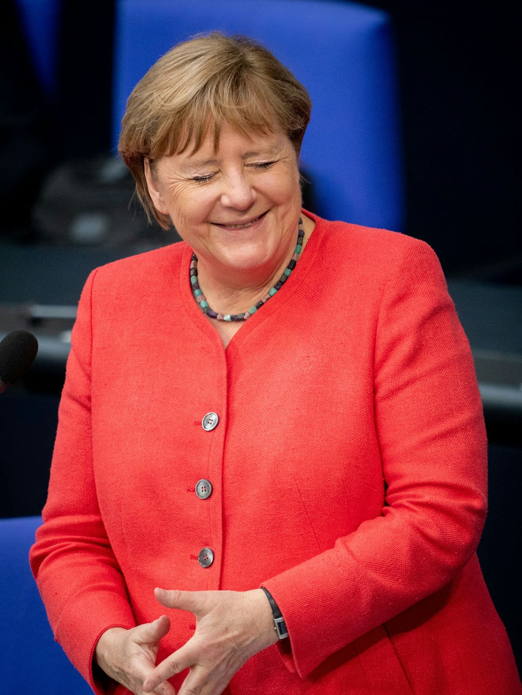 Nicht nur ernst: Die Bundeskanzlerin musste im Bundestag auch mal grinsen.