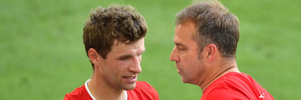 Thomas Müller (l.) und Bayern-Trainer Hansi Flick droht im Sommer einige Mehrarbeit. 