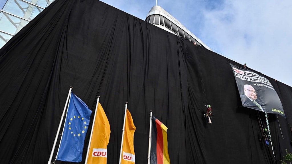 Greenpeace verhüllte die CDU-Zentrale.