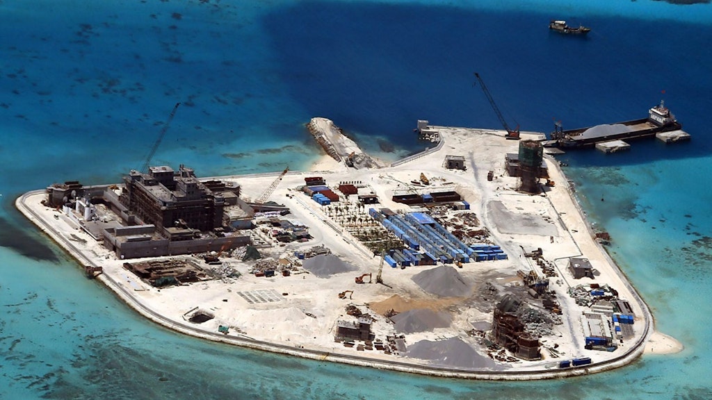 Schon 2015 zeigte die Armee der Philippinen chinesische Bauarbeiten auf den Spratly-Inseln im Südchinesischen Meer an. Dabei sollen große Korallenriffe zerstört worden sein.
