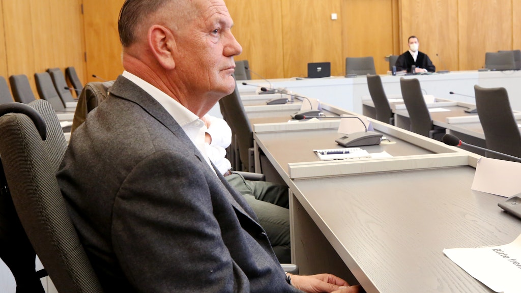 Als einziger Kläger war am Mittwoch Klaus Radner (l) im Gerichtssaal, als Richter Lars Theissen (hinten) die Entscheidung im Schmerzensgeldprozess verkündete.