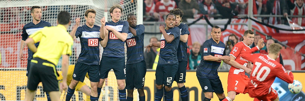 Bilder, die jeder Blau-Weiße am liebsten vergessen würde: 2012 stieg Hertha mit Peter Niemeyer (vierter v.l.) in der Relegation gegen Düsseldorf ab.