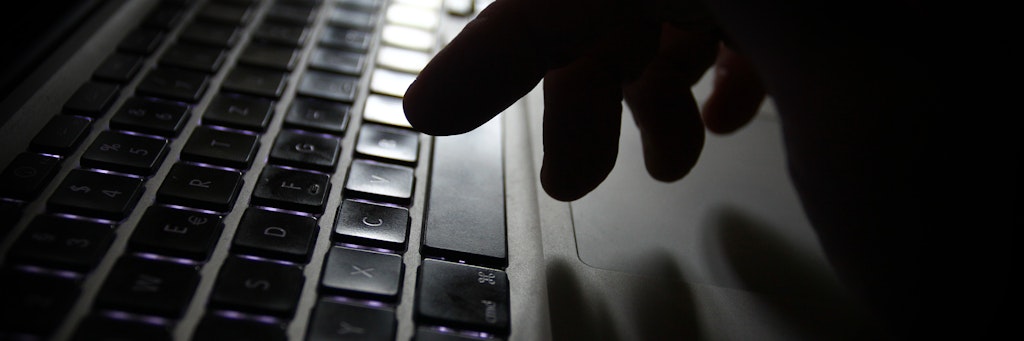 Eine Person bedient einen Laptop (Symbolfoto).