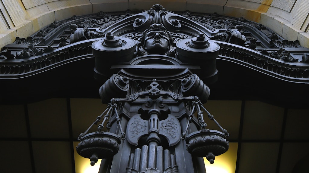 Figur der Justitia ist an der Fassade des Kriminalgerichts Moabit.
