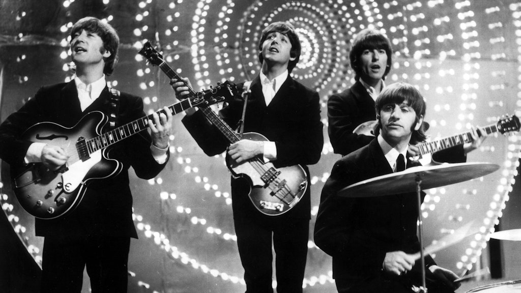 Ringo Starr (r.) zusammen mit John Lennon, Sänger Paul McCartney und George Harrison bei einem Beatles-Konzert in London.