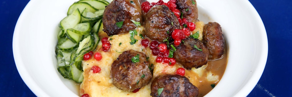 Die Köttbullar werden in dieser Variante mit hausgemachtem Kartoffelstampf, Rahmsoße, Preiselbeeren und Gurkensalat gereicht.