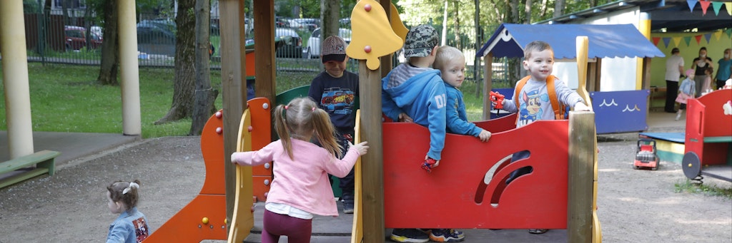 Kinder spielen in einem Kindergarten.