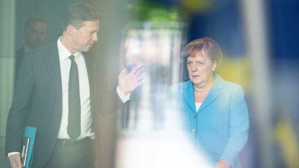 Regierungssprecher Steffen Seibert (l). leitet das Presse- und Informationsamtes der Bundesregierung. Ein Mitarbeiter steht im Verdacht, über Jahre hinweg für einen ägyptischen Geheimdienst gearbeitet zu haben. 