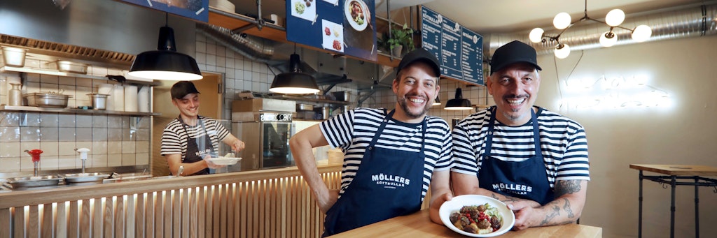 In „Möllers Köttbullar“ in Kreuzberg servieren die Chefs Henrik Möller (39) und Michael Hubert (51) schwedische Küche.