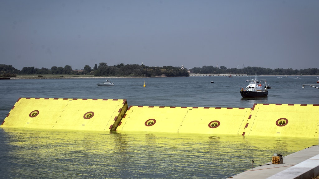 Barrieren des Hochwasserschutzprojekts „Mose“ ragen aus dem Wasser. 