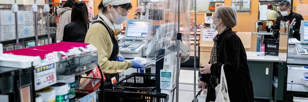Eine Frau kauft in einem Supermarkt in Tokio ein.