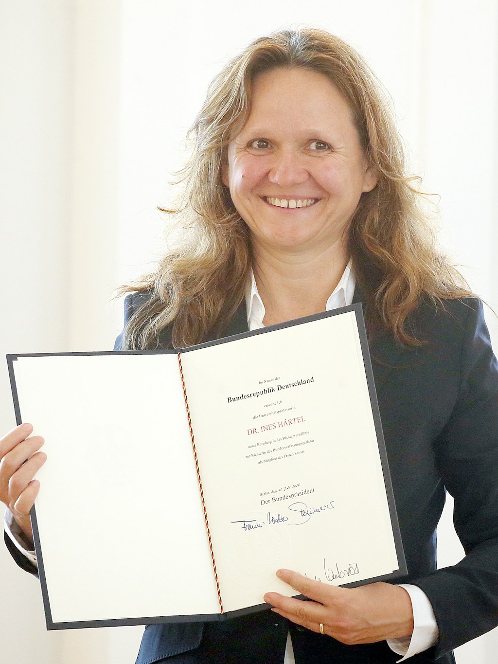 Stolz hält Ines Härtel ihre Ernennungsurkunde in den Händen.