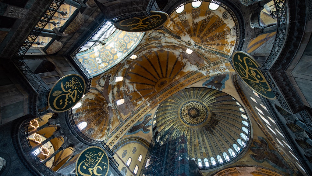 Die Zentralkuppeln der Hagia Sophia, die derzeit ein Museum und als Teil des historischen Viertels in Istanbul als Weltkulturerbe der Unesco gelistet ist. 