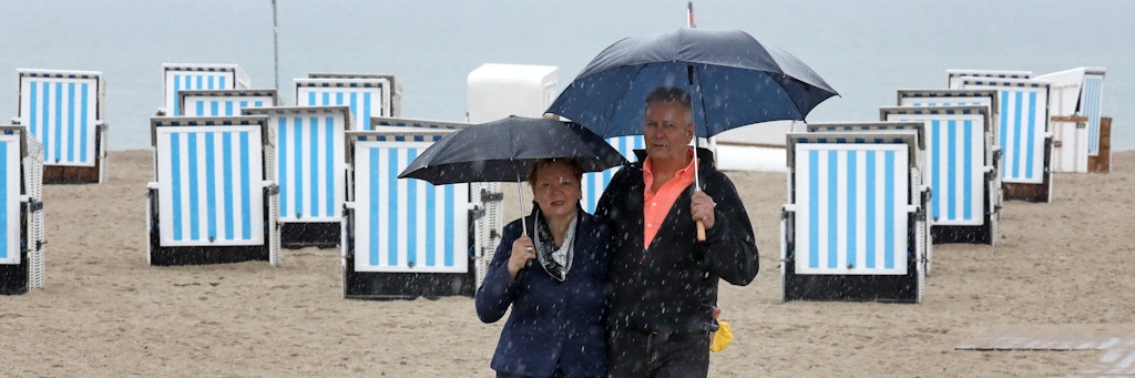 Schmuddelwetter an der Ostsee: Urlauber wie Dorina und Uwe Lange in Warnemünde müssen sich derzeit mit den Launen der Natur anfreunden. 