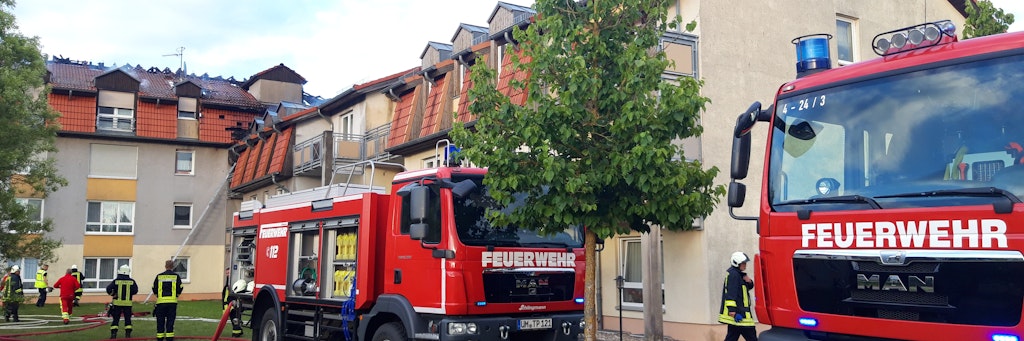 Feuerwehrfahrzeuge stehen vor dem Gebäude eines Pflegeheims. Nach einem Brand in einem Pflegeheim in Templin ist ein Mensch tot geborgen worden.