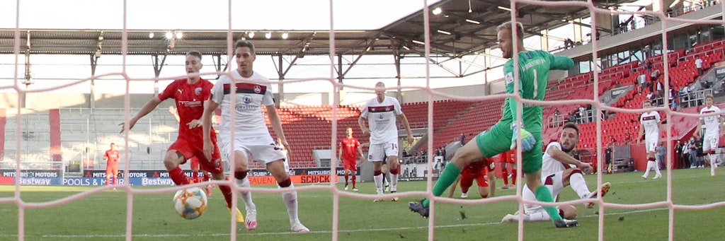 Die Grätsche ins Glück: Schleusener trifft zum 1:3 und rettet den Club.