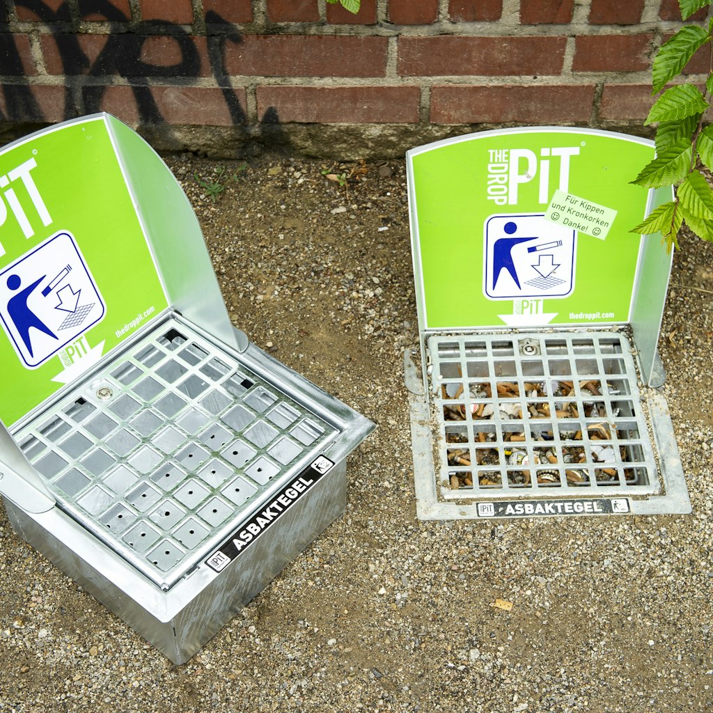 Ein einbetonierter „Drop Pit“ unter einer Bank. Die Gärtnerinitiative will insgesamt vier am Arnswalder Platz aufstellen.