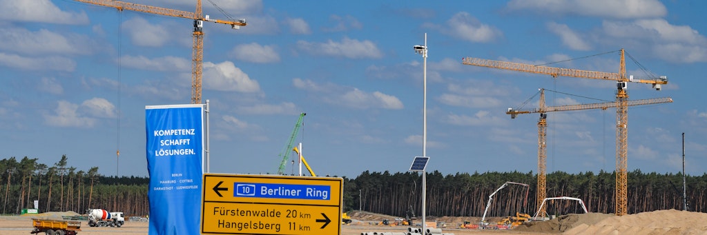 Baukräne und Baumaschinen rollen schon lange auf dem Gelände der künftigen Tesla Giga-Factory in Grünheide. Tesla plant eine eigene Autobahnabfahrt für seine Fabrik. 