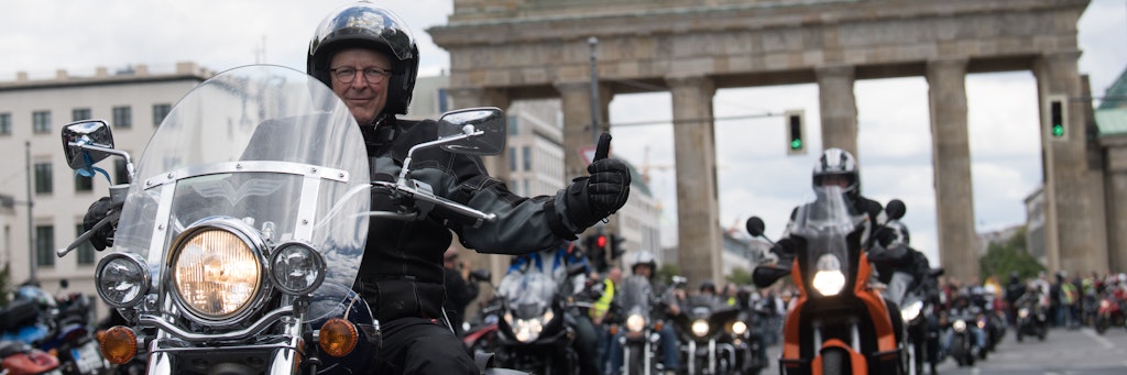 Hunderte Motorradfahrer nehmen vor dem Brandenburger an einem Motorradkorso gegen ein drohendes Fahrverbot an Sonntagen und Feiertagen teil.