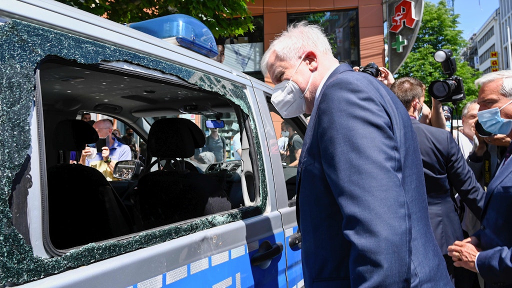 Bundesinnenminister Horst Seehofer (CSU) begutachtete vor Ort die Schäden nach der Randale – hier die eingeschlagene Scheibe eines Polizeiwagens.