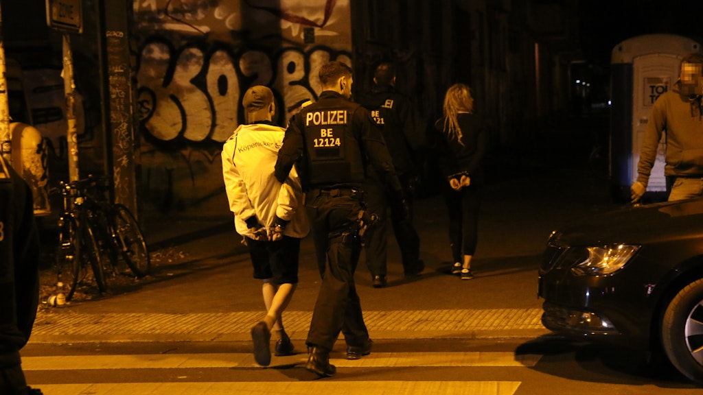 Die Polizei führt zwei Personen ab. Beamte nahmen ihre Personalien auf, danach kamen sie wieder frei.