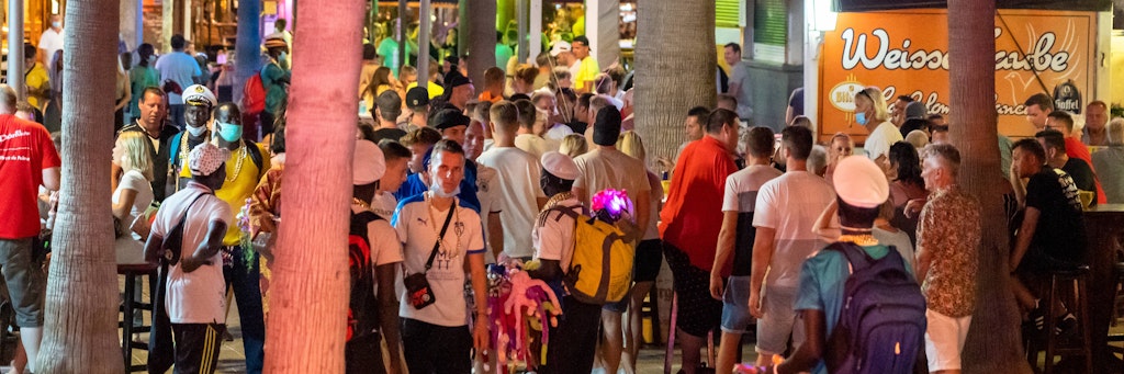 Die „Bierstraße“´auf Mallorca: Touristen ignorieren Maskenpflicht und Abstandsregeln. Jetzt wollen die Behörden durchgreifen. 