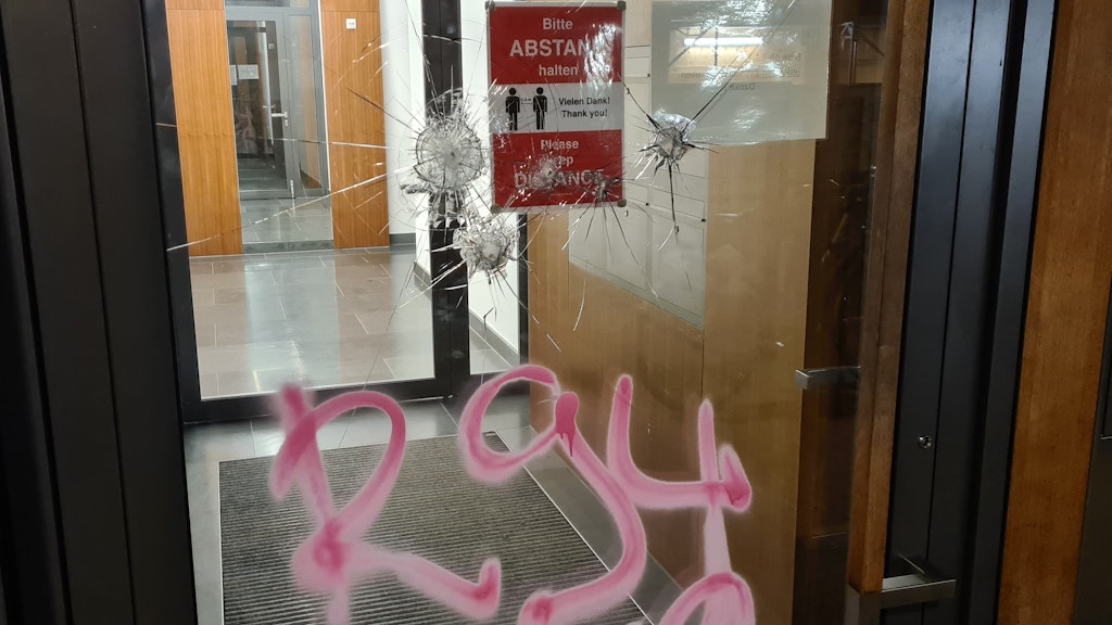 Die Scheiben dieser Bankfiliale wurden demoliert, der Schriftzug „R94“ bezieht sich auf das Wohnprojekt an der Rigaer Straße.