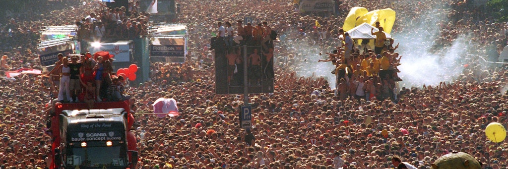 Unter dem Motto „Music is the key“ tanzen Menschen in Berlin-Tiergarten auf der Loveparade. Das erste sendet am 15.07.2020 die „Loveparade - Als die Liebe tanzen lernte“.