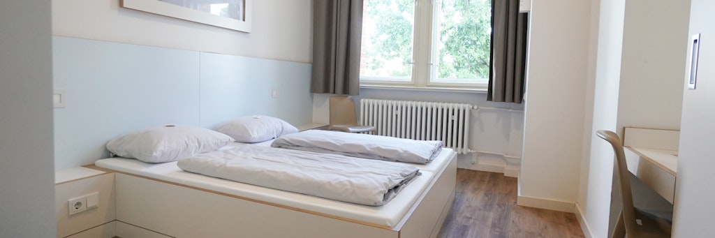 Blick in ein 2-Bett-Zimmer in der DJH Jugendherberge am Ostkreuz.