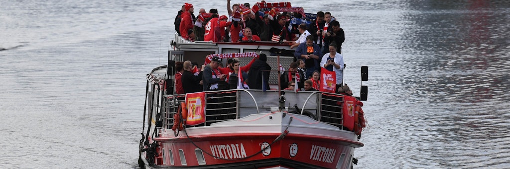 Rot-Weiß über die blauen Gewässer der Spree – seit 15 Jahren schippert Eddyline mit der Viktoria Fans zu Spielen der Eisernen. 
