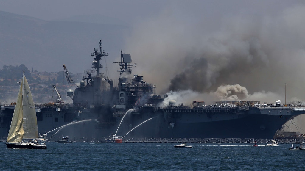 Die USS Bonhomme Richard brennt.