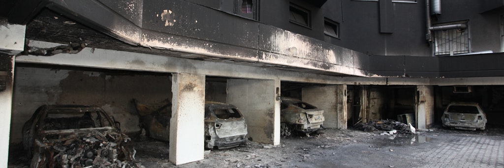 Die Feuerwehr löschte sechs brennende Fahrzeuge in einer offenen Garage.